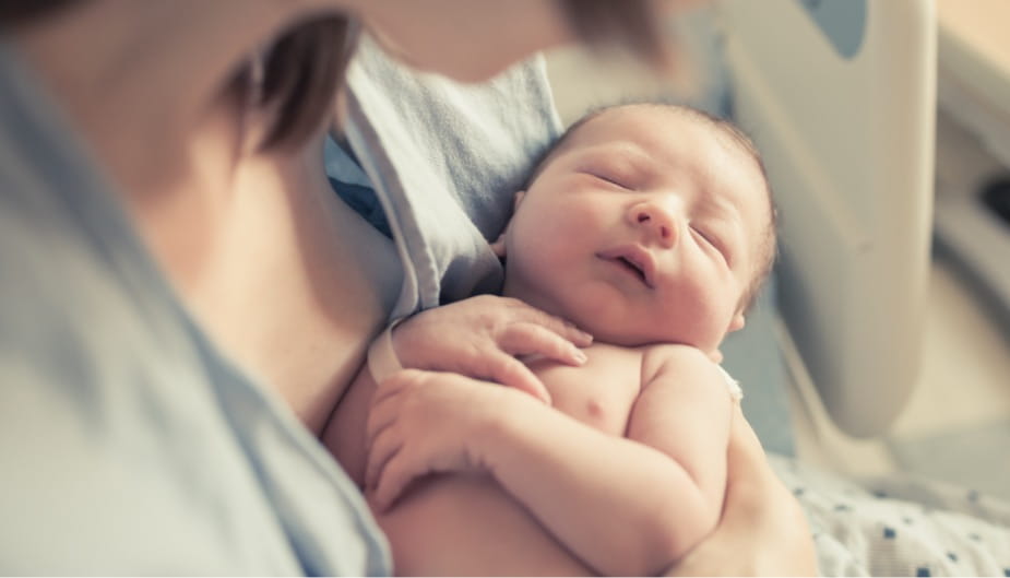 Bebé recién nacido por cesárea